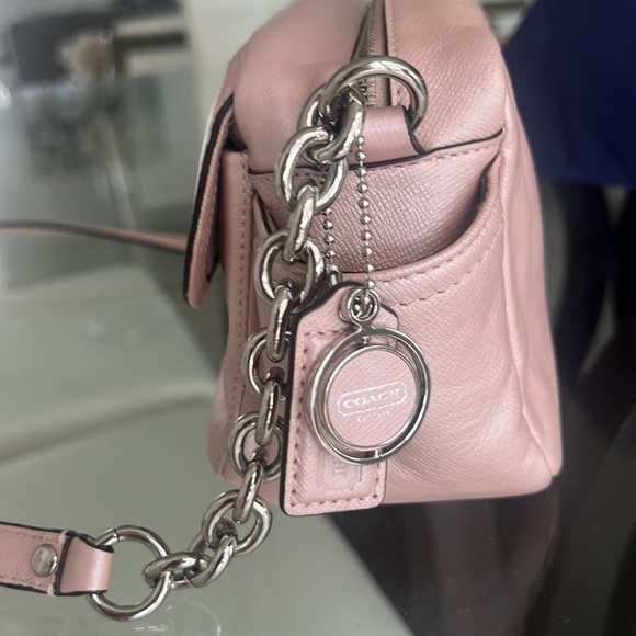 Coach camera Leather pearly pink! Trendy! - Picture 3 of 7